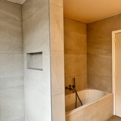 Moderne badkamer laten tegelen