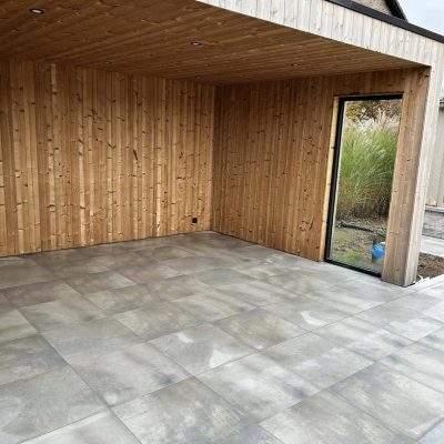 Vloerwerken terras met tegels in Waasmunster